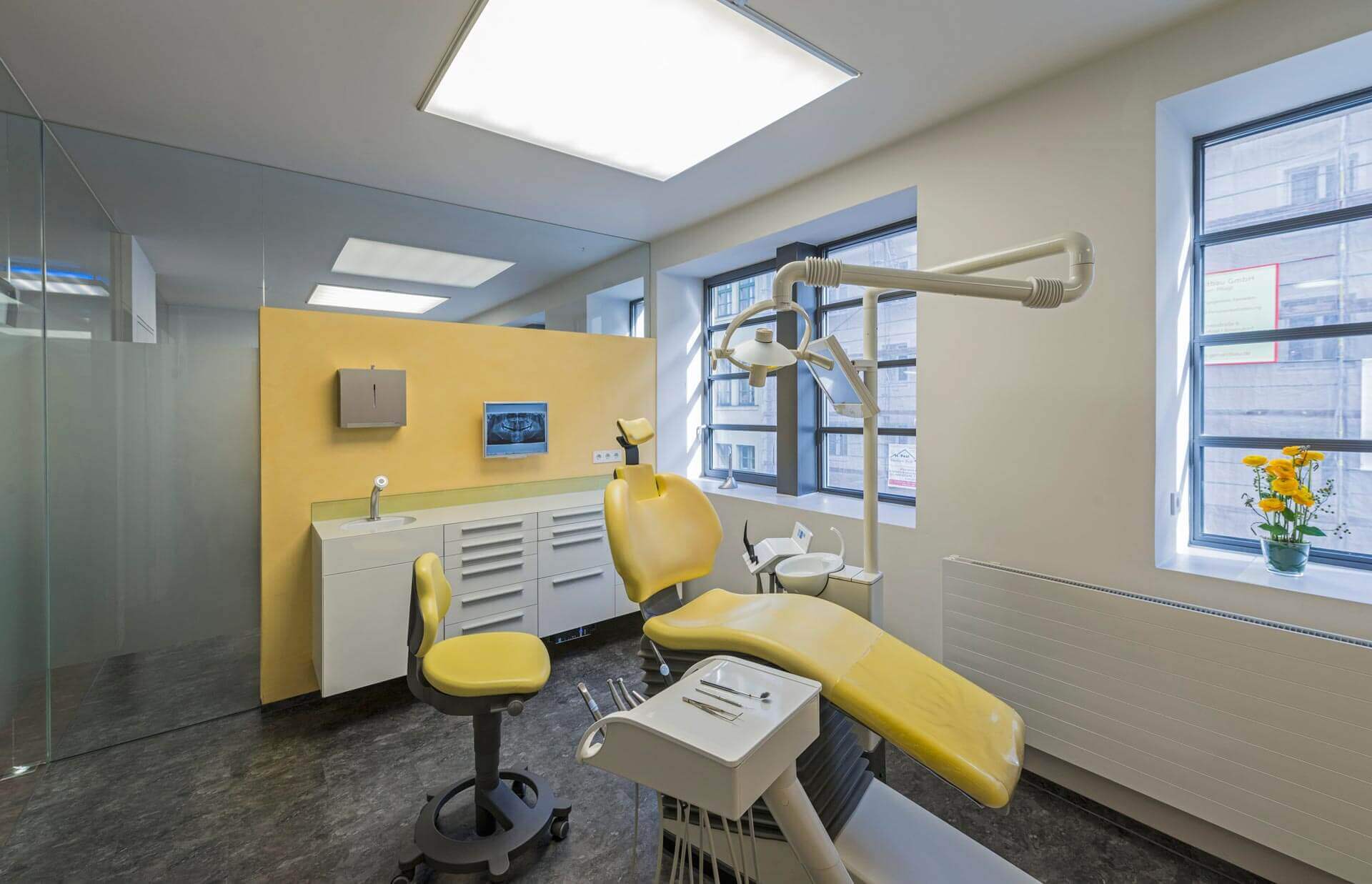 Behandlungsraum mit Liegestuhl - Dr. med. dent. Sabine Stelzer MSc. ➤ Ihr Zahnarzt in München ☎ +49 89 448 7404