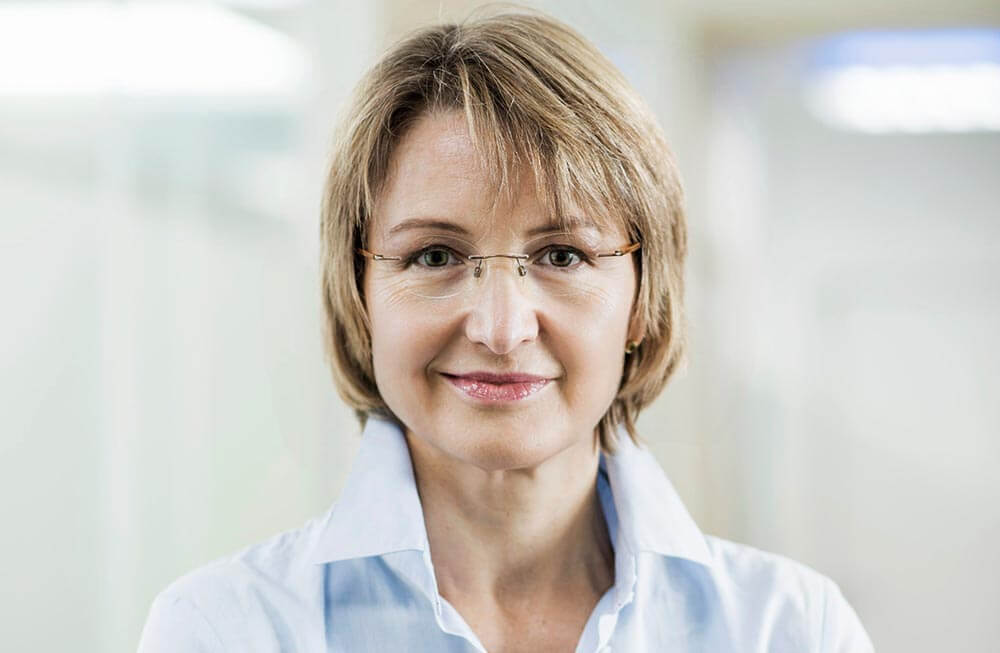 Dr. med. dent. Sabine Stelzer MSc. ➤ Ihr Zahnarzt in München ➤ Langfristig ✓ Überlegt ✓ Modern ☎ +49 89 448 7404