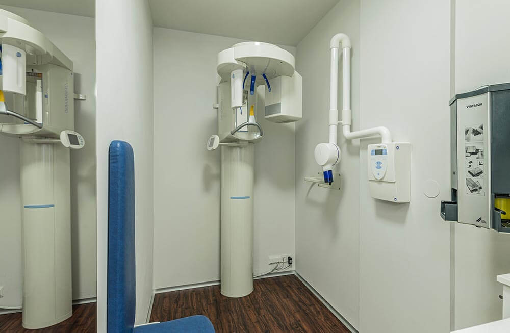 Röntgen Gerät im Behandlungsraum der Zahnarztpraxis Dr. med. dent. Sabine Stelzer in München Lehel - Termin unter ➤ ☎ +49 89 448 7404